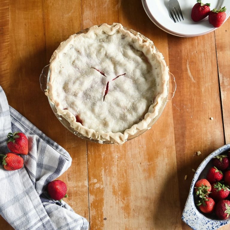 strawberry rhubarb pie featured image